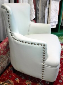 butaca blanca tapizada
