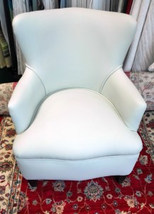 butaca blanca tapizada