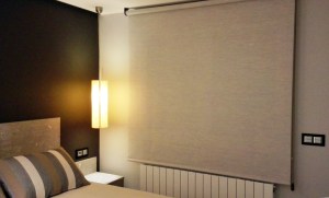 cortina enrollable en dormitorio