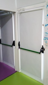 cortina enrollable opaca en puerta