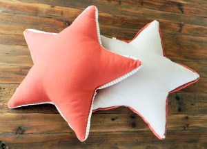 cojines estrellas sobre madera
