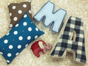 cojines letras y lunares