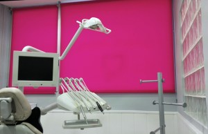Cortina enrollable fucsia en clinica dental