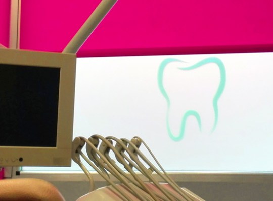 estores fucsia clinica dental